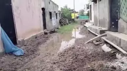 अकोट: पुंडा येथील दलित वस्तीत चिखल सांडपाण्याची समस्या;मरणानंतरही नरकयातना नागरीकांची भावना #Jansamasya