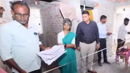 மதுராந்தகம்: பிரதம மந்திரி ஜன்தன் திட்டத்தின் கீழ் கட்டப்பட்டு வரும் தொகுப்பு வீடுகளை மாவட்ட ஆட்சியர் நெல்லி ஊராட்சியில் ஆய்வு