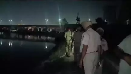 ਬਠਿੰਡਾ: ਝੀਲ ਨੰਬਰ ਦੋ ਵਿਖੇ ਵਿਅਕਤੀ ਨੇ ਮਾਰੀ ਛਾਲ ਸੰਸਥਾ ਵਲੋਂ ਭਾਲ ਜਾਰੀ ਮੌਕੇ ਤੇ ਪੁਲਸ ਮਜੂਦ