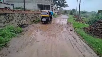चिखली: चीख़ली में सड़क हुई कीचड़ में तब्दील, पैदल चलना मुश्किल, तो वहीं वाहनधारि हो रहे है दुर्घटना के शिकार।#जन समस्या#