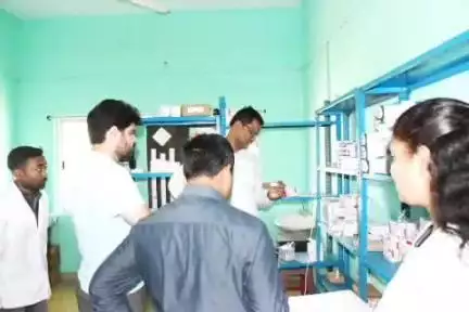 बलरामपुर के दूरस्थ क्षेत्रों में स्वास्थ्य सेवाओं का जायज़ा लेने पहुंचे कलेक्टर एवं वनमण्डलाधिकारी