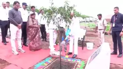राज्यपाल रमेन डेका ने खैरागढ़ के ग्राम सोनपुरी का दौरा किया, जमीनी सरोकार और सहभागिता-आधारित विकास पर जोर दिया