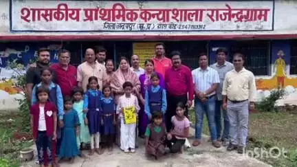 पुष्पराजगढ़: सांसद हिमाद्री सिंह ने अपनी बेटी का दाखिला सरकारी स्कूल में कराया