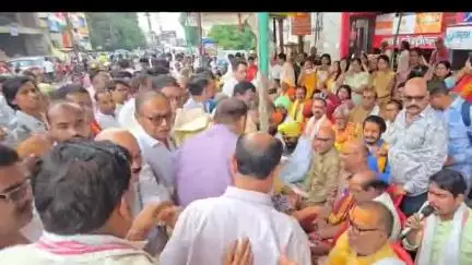 चौरई: चौरई क्षेत्र के भाजपा कार्यकर्ता सांसद विवेक बंटी साहू की खंडवा तक पदयात्रा में हुए शामिल