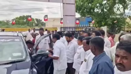 வாணியம்பாடி: CL சாலையில் உள்ள மாவட்ட அதிமுக அலுவலகத்தில் நடைபெற்ற நிர்வாகிகள்ஆலோசனைகூட்டத்தில் முன்னாள் அமைச்சர் கே.சி. வீரமணி மற்றும் MLA செந்தில்குமார் பங்கேற்பு