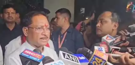 रायपुर: मुख्यमंत्री विष्णुदेव साय ने पद्मश्री डॉ सुरेंद्र दुबे के निवास पर जाकर पार्थिव शरीर में पुष्पांजलि अर्पित की