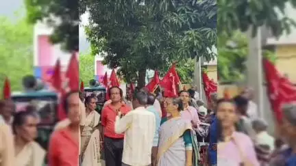লাভপুর: CPIM সারা ভারত কৃষকসভার পক্ষ থেকে সাত দফা দাবি নিয়ে লাভপুর বিডিও অফিসে গণ ডেপুটেশন