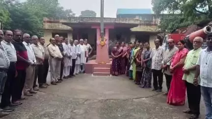 ଓରିଏଣ୍ଟ: ମଙ୍ଗଳବଜାର ସ୍ଥିତ ପୁରୁଣା ଟାଉନହଲରେ ଥିବା ଉତ୍କଳମଣି ପଣ୍ଡିତ ଗୋପବନ୍ଧୁ ଦାସଙ୍କ ପ୍ରତିମୂର୍ତ୍ତି ନିକଟରେ ୯୭ତମ ଶ୍ରାଦ୍ଧୋତ୍ସବ ପାଳିତ