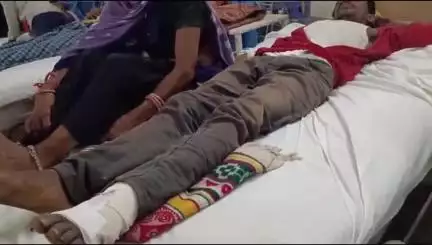 बांसवाड़ा: नलवाई गांव में जमीन विवाद को लेकर चचेरे भाइयों ने भाई के पैर पर कुल्हाड़ी मारी, एमजी अस्पताल में उपचार जारी