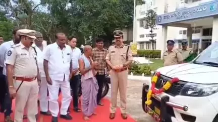 జిల్లాఎస్పీ గంగాధరరావు సమక్షంలో మూడు బొలెరో వాహనాలను బహుకరించిన ఓ సంస్థ యజమాని