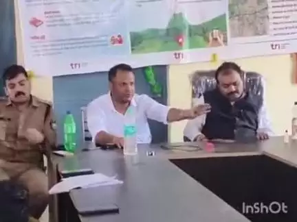 कन्नौद: खिवनी अभ्यारण से हटाए गए आदिवासी परिवारों से मिले विधायक, कलेक्टर, एसपी, ₹20-20 हजार की दी सहायता