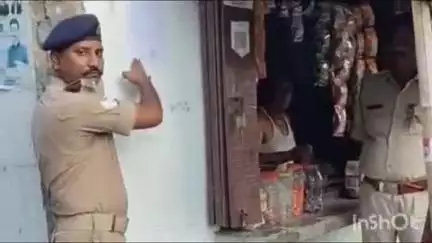गोपालगंज: जादोपुर थाना पुलिस ने युवक हत्या मामले में फरार आरोपित के घर कोर्ट के आदेश पर चिपकाया इश्तहार