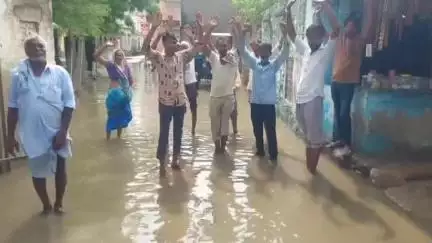 लवाण: लवाण के दौसा दरवाजा पर सीसी सड़क निर्माण और बड़े नालों की सफाई न होने से घरों में भरा बारिश का पानी, किया प्रदर्शन