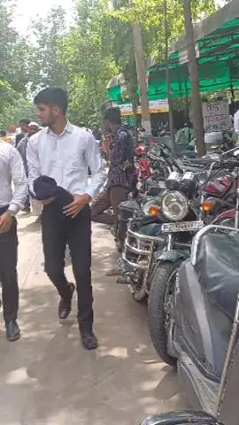 जयपुर: जयपुर क्षेत्र में कोर्ट जाने वाले रास्ते में खड़ी गाड़ियों ने पार्किंग का रूप ले लिया, आम नागरिक हो रहे परेशान