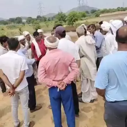 मुंडावर: पेहलगांव में नेशनल हाईवे 148 पर निर्माण कार्य के दौरान ठेकेदार की लापरवाही से दो युवक हाई टेंशन लाइन की चपेट में आए