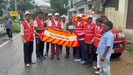 बागेश्वर: रेडक्रॉस सोसाइटी ने सुरक्षित आशियाना अभियान के तहत 15 परिवारों को तिरपाल, कंबल और किचन सेट वितरित किए