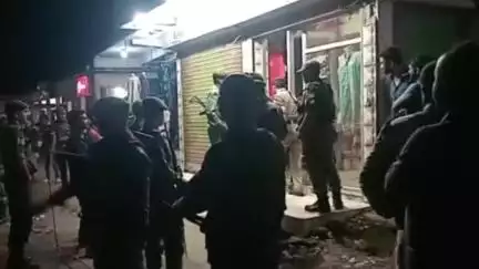 কৈলাশহর: কৈলাসহর বাবুরবাজার এলাকার এক কাপড়ের দোকান থেকে ১০ কার্টুন বার্মিজ সিগারেট উদ্ধার করে ইরানিথানার পুলিশ