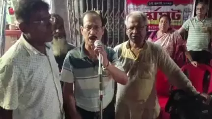 কোচবিহার ১: কোচবিহার মিনা কুমারি চৌপথি তে পথসভা করল জেলা মোটর ট্রাক কর্মী সংঘ, উপস্থিত citu জেলা সম্পাদক