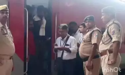 आगरा: ईदगाह रेलवे स्टेशन पर ट्रेन में बिना टिकट यात्रा और गंदगी फैलाने वाले 144 यात्रियों से ₹77,885 का वसूला गया जुर्माना