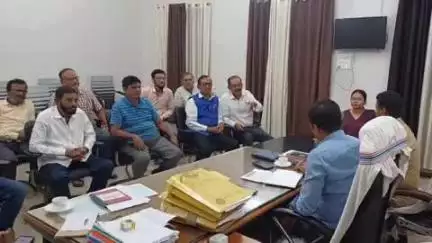 जगदीशपुर: सेंट्रल मोहर्रम कमेटी के लोगों ने एसडीओ सहित अन्य पदाधिकारियों को बुके और चादर देकर किया सम्मानित