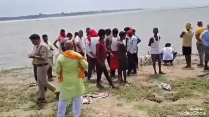 मिर्ज़ापुर: गौरा गांव के परमानपुर माजरा के सामने घाट पर भेड़-बकरियों को गंगा में नहलाने गए किशोर की डूबने से हुई मौत