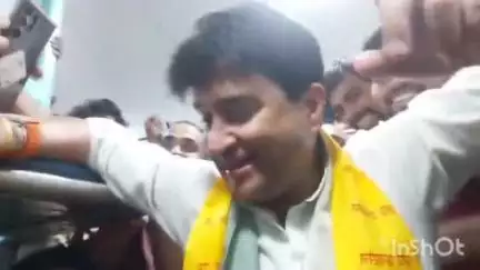 गुना नगर: ग्वालियर-गुना-बेंगलुरु ट्रेन में केंद्रीय मंत्री ज्योतिरादित्य सिंधिया ने खेली अंताक्षरी, दिखा अनोखा अंदाज