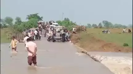 अमानगंज: पाठा नाला में अधिक पानी आने से आधा दर्जन गांवों का संपर्क टूटा