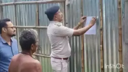 सौर बाज़ार: बैजनाथपुर थाने द्वारा फरार एक आरोपी के घर पर इश्तेहार चिपकाया गया
