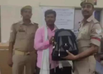 कानपुर: कानपुर सेंट्रल रेलवे स्टेशन पर यात्री का बैग छूटा, 1.25 लाख के सामान समेत जीआरपी ने यात्री को बैग वापस किया