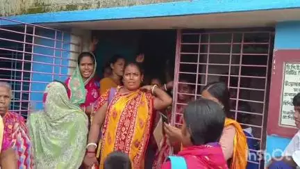 বাসন্তী: মনসাখালি অবৈতনিক প্রাথমিক বিদ্যালয়ে একাধিক অভিযোগ নিয়ে বিক্ষোভ দেখায় গ্রামবাসীরা, প্রতিক্রিয়া দেয় স্থানীয় TMC নেতা