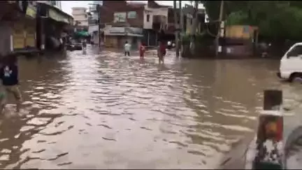 हनुमानगढ़: हनुमानगढ़ जिला मुख्यालय पर मूसलाधार बारिश से बाढ़ के हालात, कई बस्तियों व घरों में घुसा बरसात का पानी