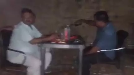 मुरादाबाद: मझोला थाना क्षेत्र के पोर्श कॉलोनी में ढाबे और होटलों में लोगों का शराब पीने का वीडियो हुआ वायरल