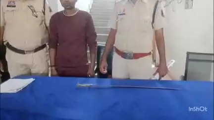 बिलासपुर: तलवार लहराते हुए आम लोगों को डराने वाला आरोपी आखिरकार गिरफ्तार, पुलिस ने की कार्रवाई, हथियार किया ज़ब्त
