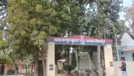 सहजनवा: ब्राह्मण महिलाओं पर आपत्तिजनक पोस्ट करने वाले पूर्व जिला पंचायत सदस्य के खिलाफ अधिवक्ताओं ने दी तहरीर
