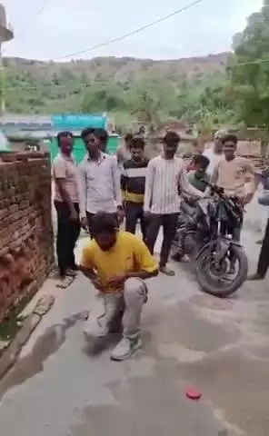 बड़ागांव धसान: बड़ागाँव में स्नेक सेवर अमर ने किया साँप का रेस्क्यू, साँप काटने पर झाड़-फूंक से बचने की अपील