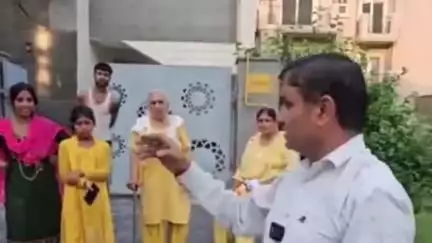 करनाल: गुरु नानकपुरा में घर में घुसा सांप, लोगों में दहशत, स्नेक मैन ने किया रेस्क्यू