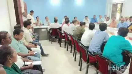 राजापाकर: राजापाकर प्रखंड कार्यालय में आगामी विधानसभा चुनाव की तैयारी को लेकर महत्वपूर्ण बैठक आयोजित