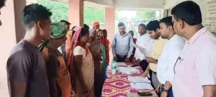 धमदाहा: मोगलिया पुरंदाहा पूर्व पंचायत के आदिवासी टोला में जन शिकायत निवारण शिविर का आयोजन हुआ