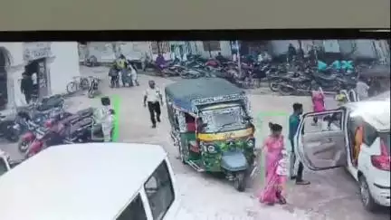पेशरार: सदर अस्पताल परिसर से अज्ञात चोर ने होमगार्ड जवान की मोटरसाइकिल चुराई, सीसीटीवी में कैद