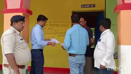 उदाकिशुनगंज: डीसीएलआर ने विधानसभा चुनाव के मद्देनज़र अधिकारियों संग विभिन्न बूथों का किया निरीक्षण
