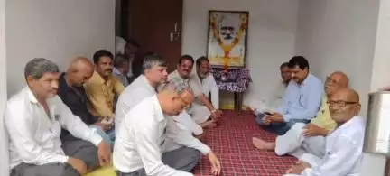 हाटपिपल्या: विधायक मनोज चौधरी ने मोरूखेड़ी, मानकुंड, अकबरपुर, रुपट्टा और बांगरदा में शोक संवेदना व्यक्त की