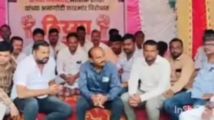 निफाड: लासलगाव येथे एसबीआय जनरल इन्शुरन्सच्या मनमानी विरोधात शेतकऱ्यांचे ठिय्या आंदोलन