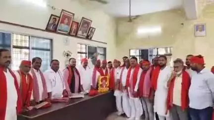 ज्ञानपुर: राजर्षी छत्रपति शाहू महाराज जयंती पर समाजवादी पार्टी में शामिल हुए सैकड़ों लोग