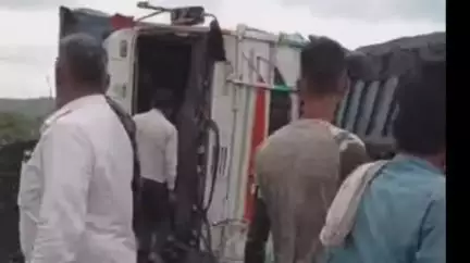 देवसर: बंधौरा चौकी क्षेत्र के अमिलिया घाटी में ओवरलोड ट्रेलर पलटा, पुलिस जांच में जुटी