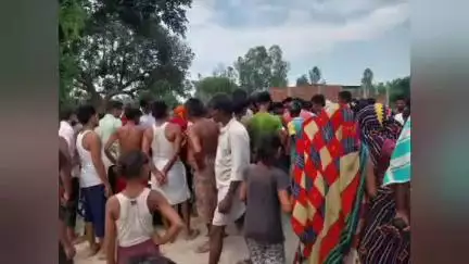 मिश्रिख: कादीपुर चौराहे के पास सड़क के किनारे खंभे से टकराई तेज रफ्तार बाइक, एक व्यक्ति की मौत और एक गंभीर रूप से घायल