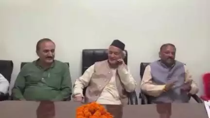 पांवटा साहिब: उत्तराखंड के पूर्व सीएम विश्राम गृह पहुंचे, मीडिया से हुए रूबरू