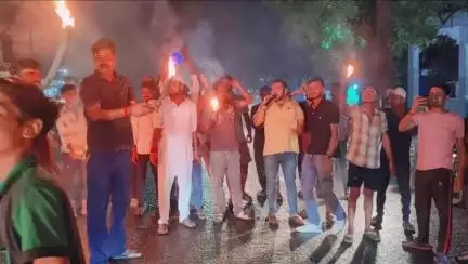 ओबरा: ओबरा मुख्य बाजार में एनएच 139 के चौड़ीकरण की मांग को लेकर निकाला गया मशाल जुलूस