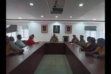 बलरामपुर: एसपी कार्यायल में अपर पुलिस अधीक्षक विशाल पाण्डेय ने सुरक्षा व्यवस्था के दृष्टिगत व्यापारियों के साथ की गोष्ठी