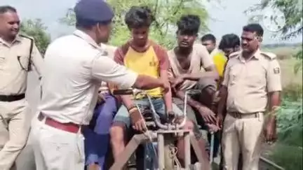 बक्सर: चौसा चेकपोस्ट पर जुगाड़ गाड़ी के तहखाने से 124 लीटर शराब बरामद, तीनों तस्कर गिरफ्तार