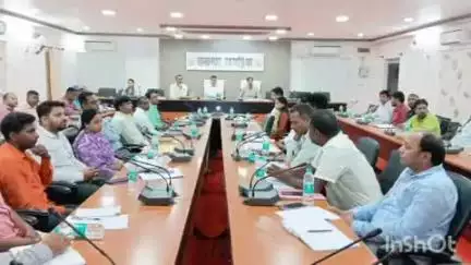खगड़िया: कलेक्ट्रेट सभाकक्ष में बैठक आयोजित, डीएम बोले- मतदाता सूची सत्यापन के लिए 26 जुलाई तक घर-घर जाएंगे बीएलओ